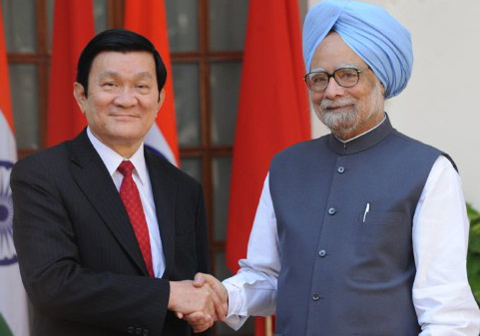 Chủ tịch nước Việt Nam Trương Tấn Sang và chủ nhà, Thủ tướng Manmohan Singh, tại Ấn Độ hôm nay. Ảnh: AFP. 