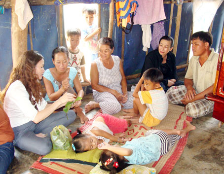 Đoàn công tác của Bộ Y tế đến thăm một hộ nghèo ở ấp Cây Cầy (xã Phú Lý).