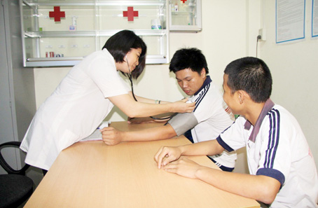 Chăm sóc sức khỏe cho học sinh tại một trường dân lập ở Biên Hòa. Ảnh: Công Nghĩa