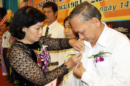 Đồng chí Bùi Ngọc Thanh trao Kỷ niệm chương “Vì sự nghiệp Dân vận” cho các cá nhân tiêu biểu. Ảnh: Nguyễn Tuyết