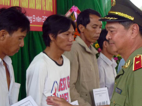 Thiếu tướng Nguyễn Văn Khánh, Giám đốc Công an tỉnh trao tặng 600 triệu đồng cho UBMTTQ huyện Nhơn Trạch xây 20 căn nhà đại đoàn kết tặng người nghèo ở huyện Nhơn Trạch vào tháng 9-2011. 