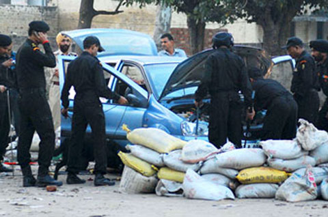 Cảnh sát vây quanh chiếc xe chứa 5,6 kg chất nổ.