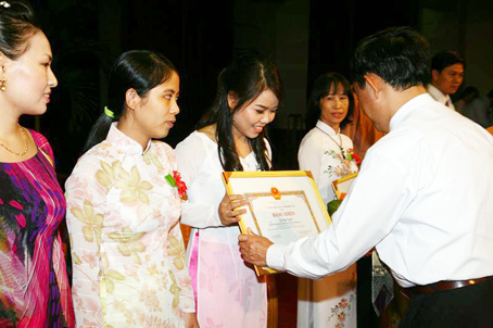 Trưởng ban Tuyên giáo Tỉnh ủy Huỳnh văn Tới trao giải cho các tác giả đoạt giải cuộc thi viết “Học tập và làm theo tấm gương đạo đức Hồ Chí Minh” năm 2010.