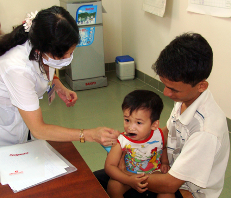 Cho trẻ uống vitamin tại Trạm y tế phường Trung Dũng (TP.Biên Hòa).