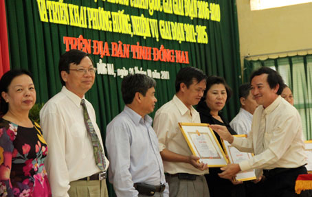 Phó chủ tịch UBND tỉnh Nguyễn Thành Trí trao bằng khen cho các tập thể, cá nhân đạt thành tích xuất sắc.