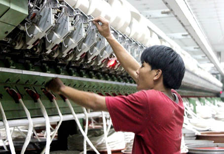 Doanh nghiệp đầu tư nước ngoài hiện chiếm 60% giá trị sản xuất công nghiệp và 90% kim ngạch xuất khẩu của Đồng Nai. Trong ảnh: Sản xuất giày xuất khẩu tại Công ty Changshin Việt Nam. Ảnh: V. Lâm