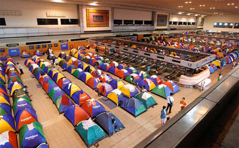 Những chiếc lều trong sân bay Don Muang là nơi trú chân tạm thời cho hàng nghìn dân chạy lũ ở Thái Lan.