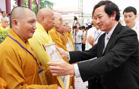 Phó chủ tịch UBND tỉnh Nguyễn Thành Trí tặng bằng khen cho các tập thể xuất sắc.