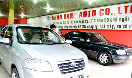 Nhiều salon xe hơi nhỏ kinh doanh xe nhập khẩu đang khó khăn trong hoạt động kinh doanh. Ảnh: VI LÂM