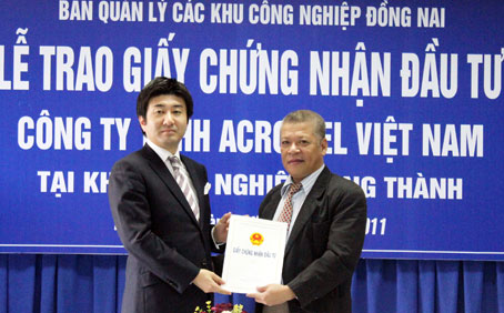 Trao giấy chứng nhận đầu tư cho dự án Acrowel Việt Nam.