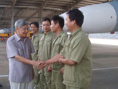 Nguyên Tổng Bí thư Lê Khả Phiêu thăm cán bộ Trung đoàn 935