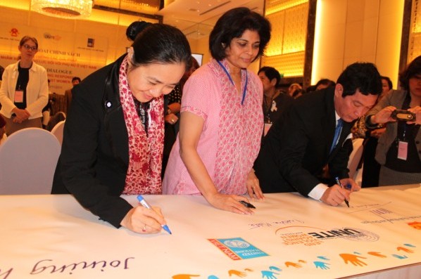 Cùng ký cam kết hành động chống lại bạo lực đối với phụ nữ
