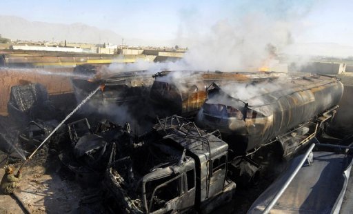 Lính cứu hỏa Pakistan đang dập lửa trên những xe chở dầu của NATO.