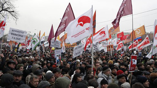 Khoảng 25.000 người đã míttinh rầm rộ ủng hộ UR và bộ đôi Medvedev-Putin. (Ảnh: AP)