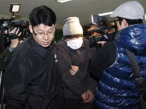 Một ngư dân Trung Quốc bị nhà chức trách Hàn Quốc dẫn giải tạ Incheon (Nguồn: AP)