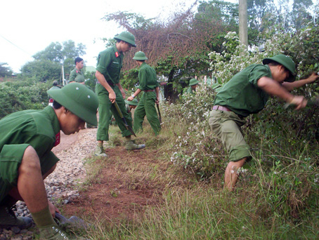 Các chiến sĩ Sư đoàn 309 triển khai công tác giúp dân tại ấp 4, xã An Hòa, TP.Biên Hòa.         
