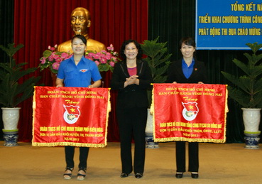 Đ/c Bùi Ngọc Thanh tặng cờ cho 2 đơn vị dẫn đầu năm 2011