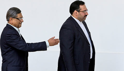 Ngoại trưởng Ấn Độ S.M. Krishna (trái) và Bộ trưởng Tài chính và Các vấn đề Kinh tế Iran Seyed Shamseddin Hosseini ở New Delhi hôm 8/7/2010. (Ảnh: AP)