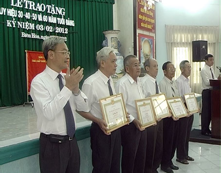 Bí thư Thành ủy Biên Hòa Nguyễn Phú Cường trao huy hiệu Đảng cho các đảng viên.