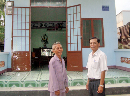 Ông Kim Mây (trái) ở ấp Hiệp Cường, thị trấn Định Quán, vui mừng được đón Tết trong ngôi nhà mới, do MTTQ thị trấn vận động xây tặng. Ảnh: P.Hằng