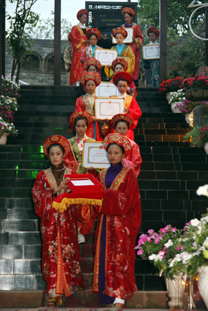 Lễ rước bằng khen của tỉnh Đồng Nai trao cho các nghệ nhân XQ. Ảnh: H. Anh