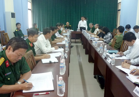 Chủ tịch UBND tỉnh, Chủ tịch Hội đồng NVQS tỉnh Đinh Quốc Thái thông qua kế hoạch giao quân tại cuộc họp Hội đồng NVQS tỉnh.