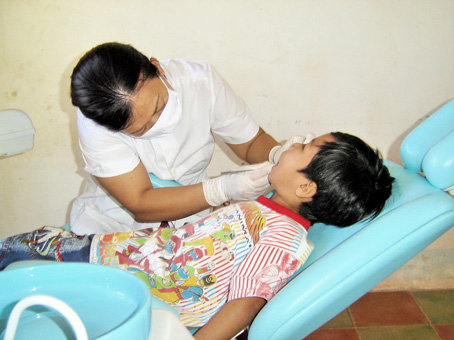Kiểm tra và chăm sóc răng thường xuyên là thói quen tốt. Ảnh: T.Thắng
