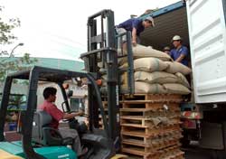 Coffee is loaded for export by the An Giang Coffee Co. in the Dong Nai Industrial Park in the southern province of Dong Nai. Viet Nam exported an estimated 170,000 tonnes of coffee worth $350 million last month. — VNA/VNS Photo Tran Viet