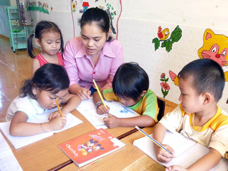 Cô giáo mầm non Mari Yah đang dạy cho trẻ em Chăm làm quen với nét chữ.
