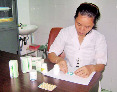 Nhân viên Trung tâm phòng chống HIV/AIDS phân thuốc ARV để cấp cho bệnh nhân. Ảnh: P. Liễu