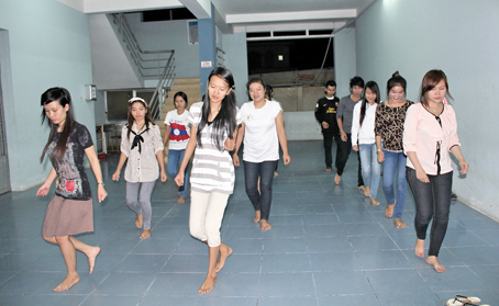 Sinh viên Lào đang tập một tiết mục múa Mảnh đất tự do.          Ảnh: T.THÚY