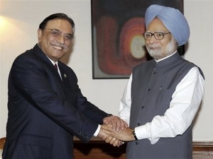 Tổng thống Pakistan Asif Ali Zardari gặp Thủ tướng nước chủ nhà, Ấn Độ Manmohan Singh.
