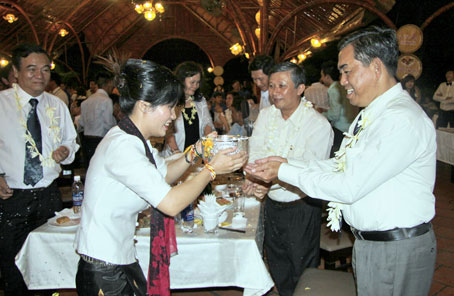 Sinh viên Lào thực hiện nghi thức té nước cầu chúc may mắn.