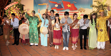 Sinh viên Việt Nam - Lào - Campuchia với các trang phục truyền thống tại lễ hội Bunpimay.                  Ảnh: C. Nghĩa