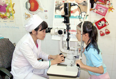 Khám mắt cho trẻ tại khoa mắt, Bệnh viện nhi đồng Đồng Nai.