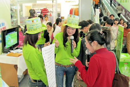 Người tiêu dùng tham gia các hoạt động hưởng ứng Ngày Trái đất tại BigC Đồng Nai. Ảnh: B.Nguyên