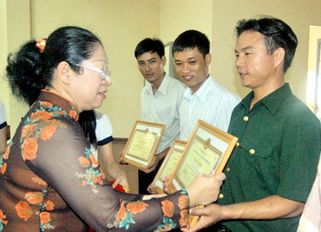 Phó giám đốc Sở GD-ĐT Huỳnh Lệ Giang trao giấy công nhận cho các giáo viên.