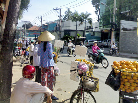 Nhiều người nhập cư đi bán hàng rong ở TP. Hồ Chí Minh.