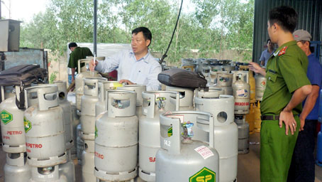 Lực lượng công an kiểm tra các sản phẩm gas tại Công ty Gas Việt.