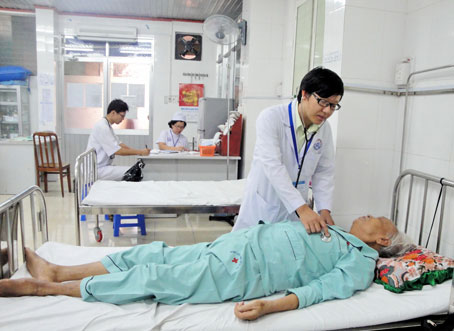 Bác sĩ Nguyễn Đình Quang khám cho bệnh nhân bị đột quỵ tại khoa nội thần kinh, nội tiết.