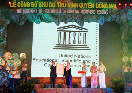 Chủ tịch UBND tỉnh Đinh Quốc Thái nhận bằng công nhận từ đại diện Tổ chức unesco.Ảnh: T. Thúy