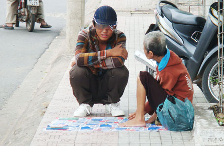 Tin thầy bói dạo: Tiền mất, tật mang!