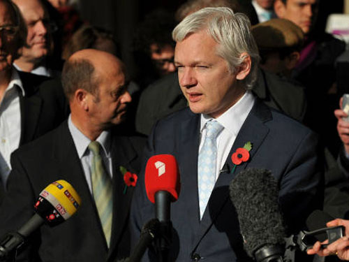 Julian Assange đang nỗ lực chống lại việc bị dẫn độ về Thụy Điển.