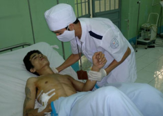 Anh Huỳnh Công Sơn đang nằm điều trị tại bệnh viện.