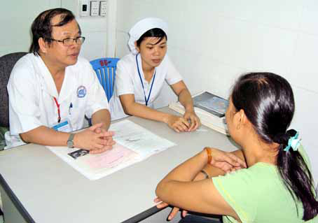 Bác sĩ Nguyễn Mạnh Hoan (trái), Trưởng khoa Sản I, Bệnh viện đa khoa Đồng Nai đang tư vấn cho một trường hợp hiếm muộn.