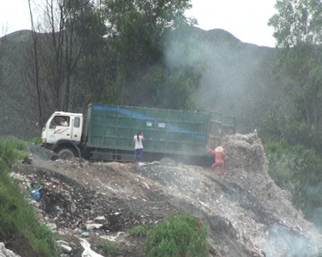 Hàng trăm tấn rác thải công nghiệp có lẫn rác thải độc hại được đổ xuống mỏ đã khai thác thuộc Công ty TNHH Đức Phát quản lý. Ảnh: H. Giang