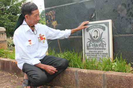 Ông Nguyễn Văn Lùng bên mộ liệt sĩ Lê Văn Việt ở Nghĩa trang Hàng Dương.