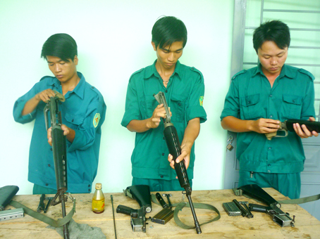 Bảo quản vũ khí trang bị của lực lượng dân quân tự vệ xã Bình Hòa.