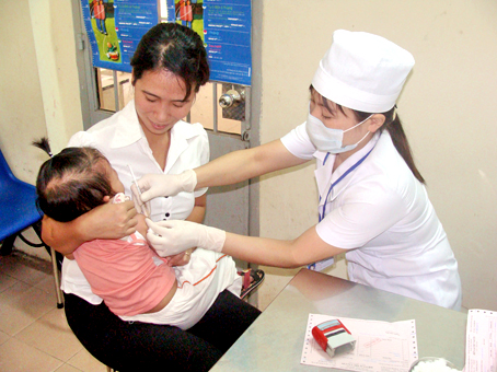 Tiêm phòng viêm gan cho trẻ tại Trung tâm y tế dự phòng tỉnh.
