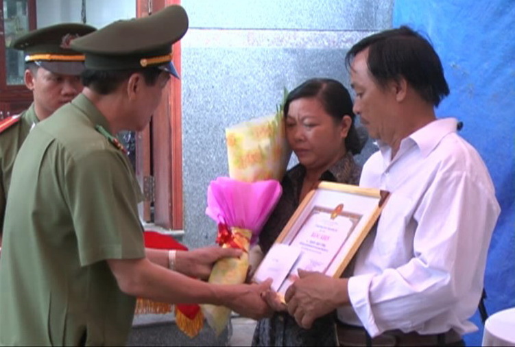 Đại tá Nguyễn Xuân Kim trao Bằng khen, cùng 10 triệu đồng của Chủ tịch UBND tỉnh truy tặng anh Nguyễn Xuân Cường 